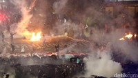 Sementara polisi menembakan gas air mata.