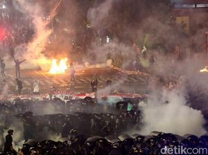 Kondisi Ricuh Massa Aksi 22 Mei di Bawaslu Malam Ini
