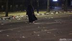 Aksi Perempuan Misterius Bawa Tas Ransel Jalan ke Arah Bawaslu