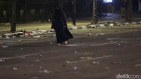 Pukul 22.55 WIB polisi menembakkan gas air mata ke arah perempuan itu.
