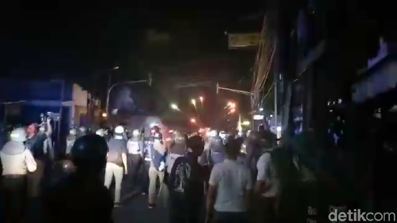 Rentetan Serangan Petasan di Depan Asrama Brimob Rentetan Serangan Petasan di Depan Asrama Brimob