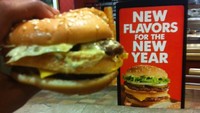 Pesan burger di salah satu gerai restoran cepat saji, yang datang justru burger tipis dengan isian yang keluar tak beraturan. Beda jauh dari papan iklan menu yang ada. Foto: Istimewa