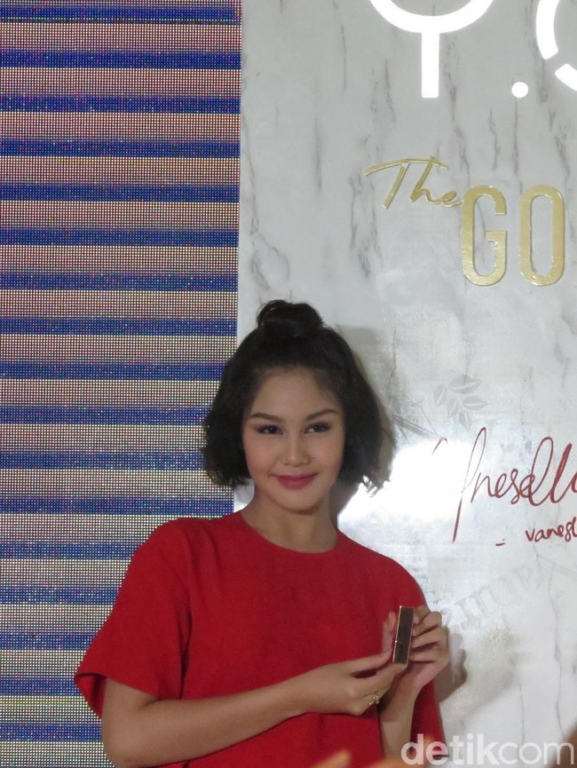 Tiga makeup ini yang bikin penampilan aku tetap terlihat natural. Karena aku lebih sukanya makeup natural untuk sehari-hari, ungkap gadis 19 tahun itu dalam peluncuran produk terbaru Y.O.U seri The Gold One di Rumah Maroko, Jakarta Pusat, Selasa (21/5/2019).  Foto: Kiki Oktaviani/Wolipop