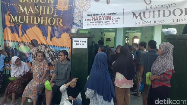 Warga antre untuk mendapatkan bubur Mudhor