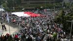 Bendera Merah Putih Raksasa Dibentangkan Massa Aksi 22 Mei