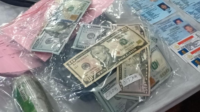 Polisi Sita USD 2.760 dari Massa Rusuh di Depan Bawaslu Polisi Sita USD 2.760 dari Massa Rusuh di Depan Bawaslu