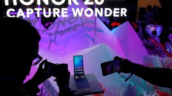 Para reporter mengabadikan Honor 20 seusai acara. Foto: Reuters