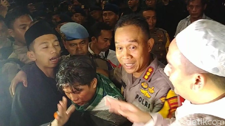 Terluka, Seorang Demonstran di Depan Bawaslu Diantar Polisi ke RS Terluka, Seorang Demonstran di Depan Bawaslu Diantar Polisi ke RS