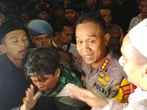 Terluka, Seorang Demonstran di Depan Bawaslu Diantar Polisi ke RS
