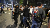 Petugas mengamankan seseorang yang diduga provokator saat petugas membubarkan massa di depan kantor Bawaslu di kawasan Thamrin, Jakarta, Rabu (21/5/2019) dini hari.