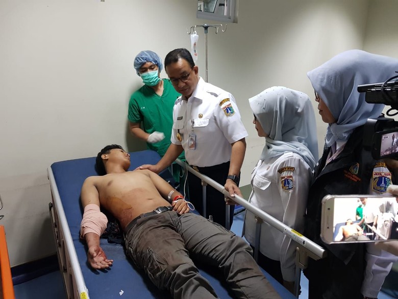 Anies ke RS Tarakan Jenguk Korban Luka Akibat Demo Anies ke RS Tarakan Jenguk Korban Luka Akibat Demo