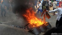 Namun, saat sejumlah pasukan TNI datang, warga pun menghentikan aksi lempar-lemparan batu dan pembakaran tersebut untuk berdialog dengan TNI.