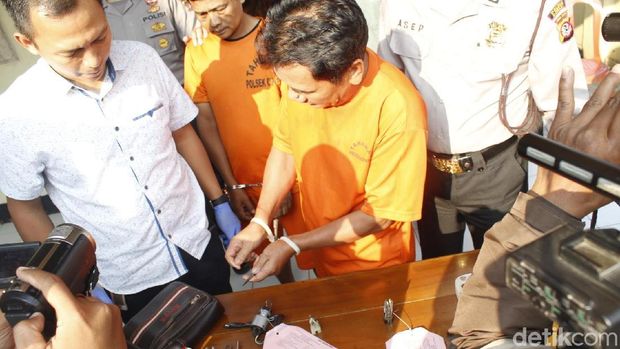 Polisi Bekuk Kakak Adik Pencuri Spesialis Mobil Pikap di KBB