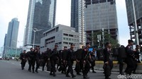 Para personel Brimob mulai menempati pos-pos di sekiat Bawaslu.