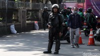 Polisi bersenjata lengkap bersiaga menjaga keamanan di sekitar kawasan Jalan Taman Jati Baru, Jakarta Pusat.