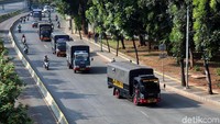Sejumlah mobil polisi nampak melintas di jalanan Jakarta.