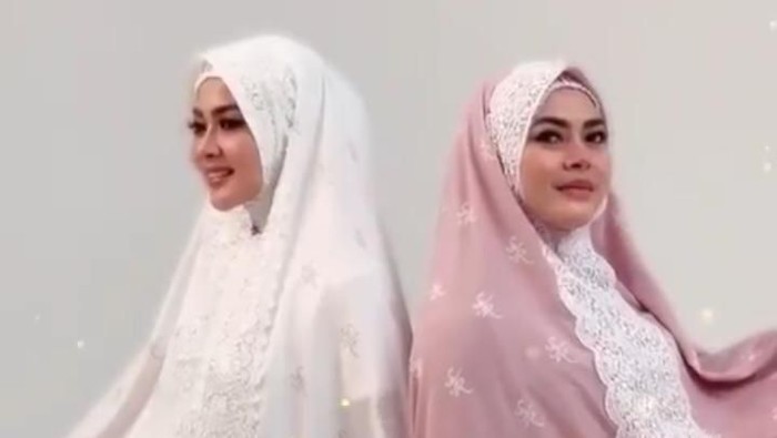  Mukena  Syahrini  Rp 3 5 Juta Laku Keras Fenomena Apa 