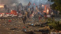 Massa melempari polisi dengan batu.