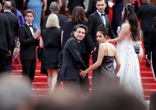 Brooklyn Beckham ikut eksis bersama para bintang Hollywood di Cannes Film Festival 2019. Perdana ke karpet merah festival film bergengsi itu, ia didampingi kekasihnya, Hana Cross, untuk menghadiri premier film Once Upon A Time In Hollywood di Palais des Festivals et de Congres, Cannes, Prancis, Selasa (21/5/2019). (Foto: Pascal Le Segretain/Getty Images)