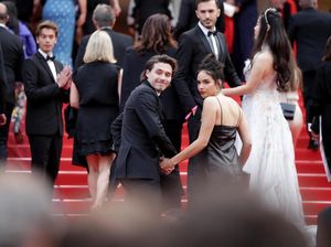 Potret Mesra Brooklyn Beckham dan Hana Cross di Red Carpet Cannes