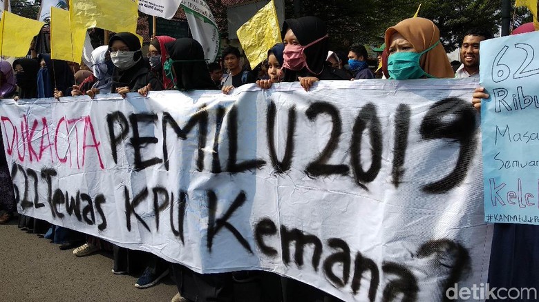 Demo Tolak Kecurangan Pemilu, Warga Pamekasan Bawa Bambu Runcing Demo Tolak Kecurangan Pemilu, Warga Pamekasan Bawa Bambu Runcing