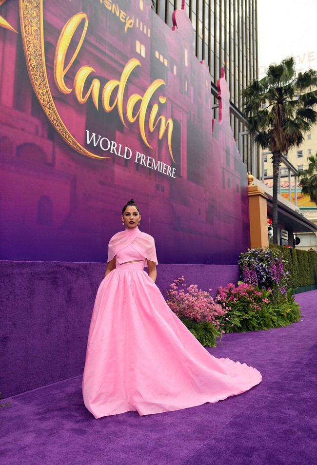 Sorotan tertuju pada Naomi Scott saat premier global film Aladdin yang digelar di Los Angeles, California, AS, Selasa (21/5/2019). Sang pemeran Putri Jasmine tersebut melangkahkan kakinya di red carpet berwarna ungu dalam balutan gaun pink berekor panjang rancangan Brandon Maxwell. (Foto: Getty Images)