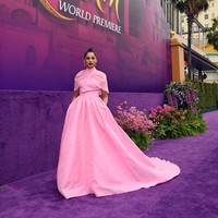 Sorotan tertuju pada Naomi Scott saat premier global film Aladdin yang digelar di Los Angeles, California, AS, Selasa (21/5/2019). Sang pemeran Putri Jasmine tersebut melangkahkan kakinya di red carpet berwarna ungu dalam balutan gaun pink berekor panjang rancangan Brandon Maxwell. (Foto: Getty Images)