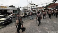 Tampak sejumlah bangkai mobil terparkir usai dibakar oleh massa pada Rabu (22/5/2019) dini hari tadi.
