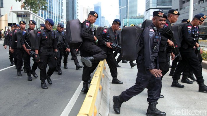 Puluhan personel Brimob kembali diterjunkan Polda Metro Jaya untuk mengamankan aksi demo di sekitar Bawaslu. Foto: Lamhot Aritonang Puluhan personel Brimob kembali diterjunkan Polda Metro Jaya untuk mengamankan aksi demo di sekitar Bawaslu. Foto: Lamhot Aritonang