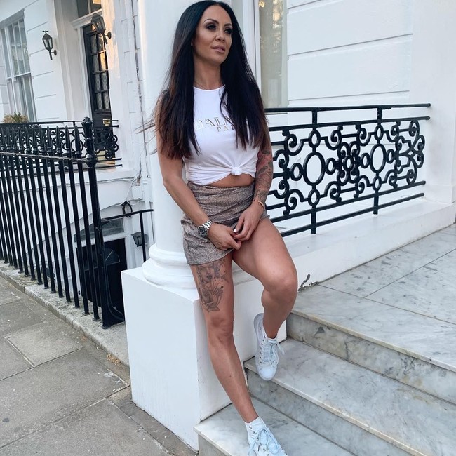 Jenna mengaku bukan seseorang yang terlalu mencintai diri sendiri tapi hanya percaya diri. Menurutnya, wanita dan terutama pria tidak menyukai hal tersebut. Foto: Instagram @miss_jenna_thompson