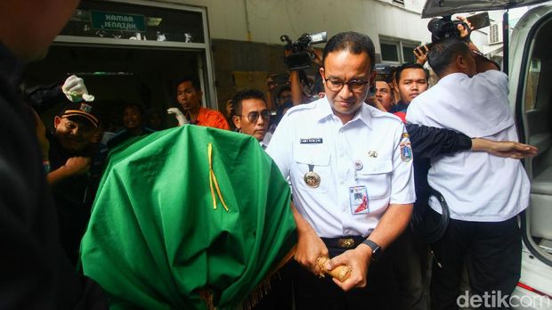 Anies Bantu Angkat Keranda Korban Bentrok /