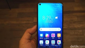 Ponsel ini mengusung lubang kamera di layar. Ukurannya sendiri 32 MP. Foto: Fino Yurio Kristo/detikINET