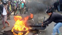 Selain melempar batu, massa juga melakukan aksi bakar-bakaran.