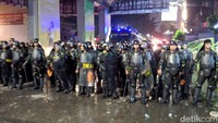 Personel TNI hingga diturunkan ke lokasi kericuhan untuk mengendalikan situasi. Sekitar pukul 04.15 WIB, massa berangsur mundur dan situasi kondusif.