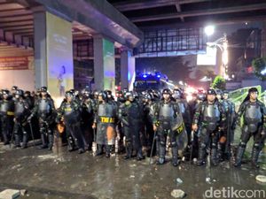 TNI Ikut Terjun Kendalikan Massa yang Ricuh di Tanah Abang