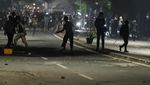 Jelang Sahur, Perang Gas Air Mata dan Petasan Pecah di Tanah Abang