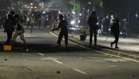 Massa melawan dengan menggunakan kembang api, batu, botol kaca, dan lainnya. Di lokasi, polisi terlihat mengamankan sejumlah orang.