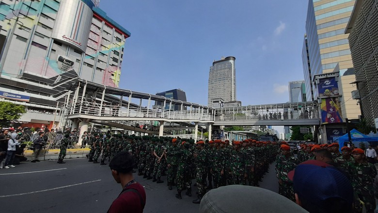 Personel TNI Mulai Siaga di Depan Bawaslu Personel TNI Mulai Siaga di Depan Bawaslu