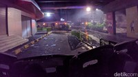 Polisi pun melemparkan gas air mata ke massa. Polisi meminta massa segera membubarkan diri.