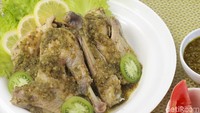 Di rumah makan Padang, ayam lado mudo selalu jadi incaran. Bumbu cabe hijau yang pedas asam bikin ayam semakin enak. Cara membuatnya bisa kamu lihat di sini. Foto: Ari Saputra/detikcom