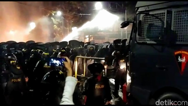 Polisi Kerahkan Water Cannon Padamkan Api dan Bubarkan Massa di Tanah Abang Polisi Kerahkan Water Cannon Padamkan Api dan Bubarkan Massa di Tanah Abang
