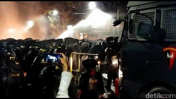 Seputar Water Cannon yang Digunakan Polisi untuk Bubarkan Massa