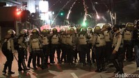 Kapolres Jakbar Kombes Hengki Haryadi menduga ada yang memasok massa petasan untuk menyerang barikade polisi.