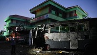 Tak hanya mobil, bus jadi korban pembakaran. Foto: ANTARA FOTO/Sigid Kurniawan