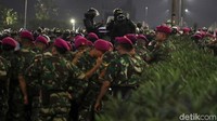 Personel TNI dan Marinir bersiaga di sekitar lokasi kerusuhan.