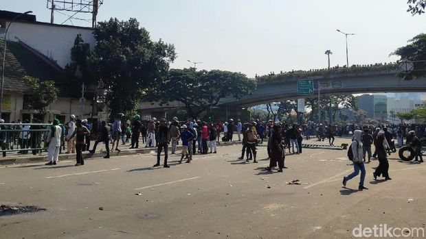 Bawa Kayu hingga Petasan, Massa Demo Berkumpul di Jl Jatibaru Tanah Abang
