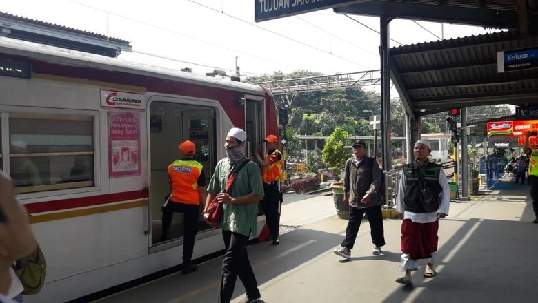 Stasiun Bekasi Mulai Dipenuhi Massa yang Hendak Ikut Aksi 22 Mei Stasiun Bekasi Mulai Dipenuhi Massa yang Hendak Ikut Aksi 22 Mei