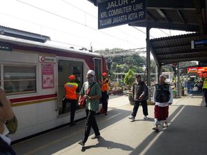 Stasiun Bekasi Mulai Dipenuhi Massa yang Hendak Ikut Aksi 22 Mei