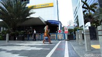 Hasilnya justru dirasakan masyarakat yang takut akan beraktivitas dan menutup toko-toko mereka di daerah terdampak sepanjang jalan Thamrin.