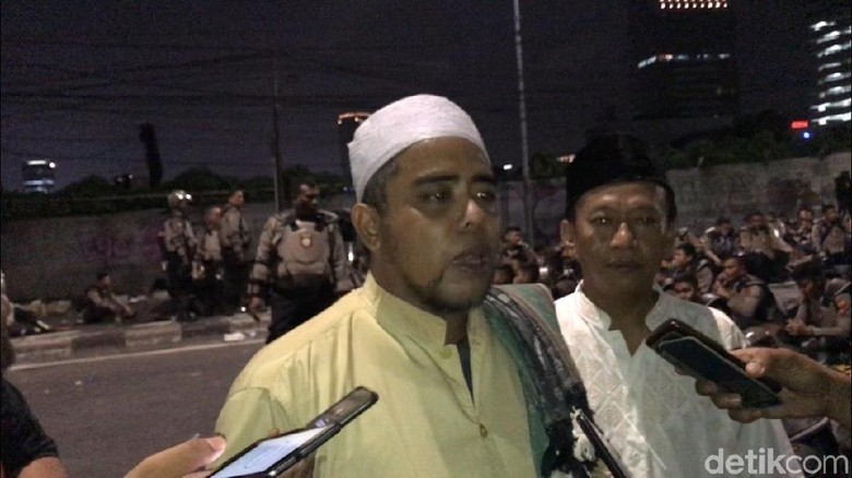 Ulama di Slipi Sayangkan Aksi Ricuh: Massa Bukan Orang Sini Ulama di Slipi Sayangkan Aksi Ricuh: Massa Bukan Orang Sini